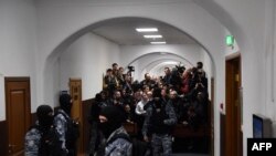 Журналісти чекають, коли підозрювані у нападі на «Крокус Сіті» з’являться в Басманному районному суді Москви, Росія, 24 березня 2024 року
