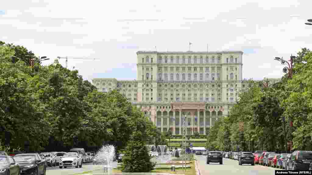 Pentru prima dată în istoria sa, Parlamentul României a organizat, miercuri, 30 iunie, o şedinţă solemnă a camerelor reunite pentru comemorarea victimelor Pogromului de la Iaşi. Într-un mesaj transmis cu o zi înainte de președintele Klaus Iohannis, acesta spune că „Ura nedisimulată, violența atroce, disprețul absolut față de demnitatea umană au fost doar o parte din instrumentarul utilizat de autoritățile vremii pentru a pune în practică un plan abominabil – curățarea orașului de evrei. Peste 13.000 de suflete nevinovate au sfârșit în chinuri groaznice, după ce autoritățile, al căror rol ar fi trebuit să fie unul de protecție, s-au transformat în călăi. Cu o cruzime de nedescris, evreii ieșeni au fost smulși cu forța din case, despărțiți de cei dragi, loviți cu sălbăticie și aruncați apoi în trenurile morții sau uciși de gloanțele mitralierelor." 