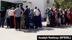 People line up outside a food store in Ashgabat to buy subsidized vegetable oil, sugar, and flour -- whie it lasts. 