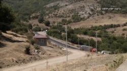 Գորիս - Կապան մայրուղու ադրբեջանցիների կողմից վերահսկվող հատվածով հայկական մեքենաներն անցում են մեր սահմանապահների ուղեկցությամբ