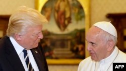 Президент США Дональд Трамп під час зустрічі із папою Римським Франциском. Ватикан, 24 травня 2017 року
