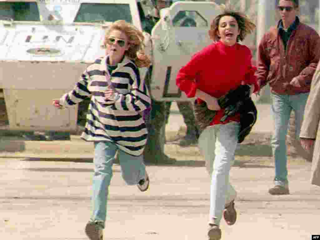 Sarajlije pretrčavaju ¨aleju snajpera¨, koja je svkodnevno bila izložena pucnjavi sa položaja bosanskih Srba, 05.04.1995. Foto: AFP