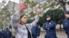 Deo učesnika protesta je šake ofabao crvenom farbom navodeći da simbolično poručuju vlastima da su im "ruke krvave".