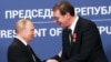 Ruski predsednik Vladimir Putin rukuje se sa predsednikom Srbije Aleksandrom Vučićem nakon odlikovanja Ordenom Aleksandra Nevskog u Beogradu, Srbija, 17. januara 2019.