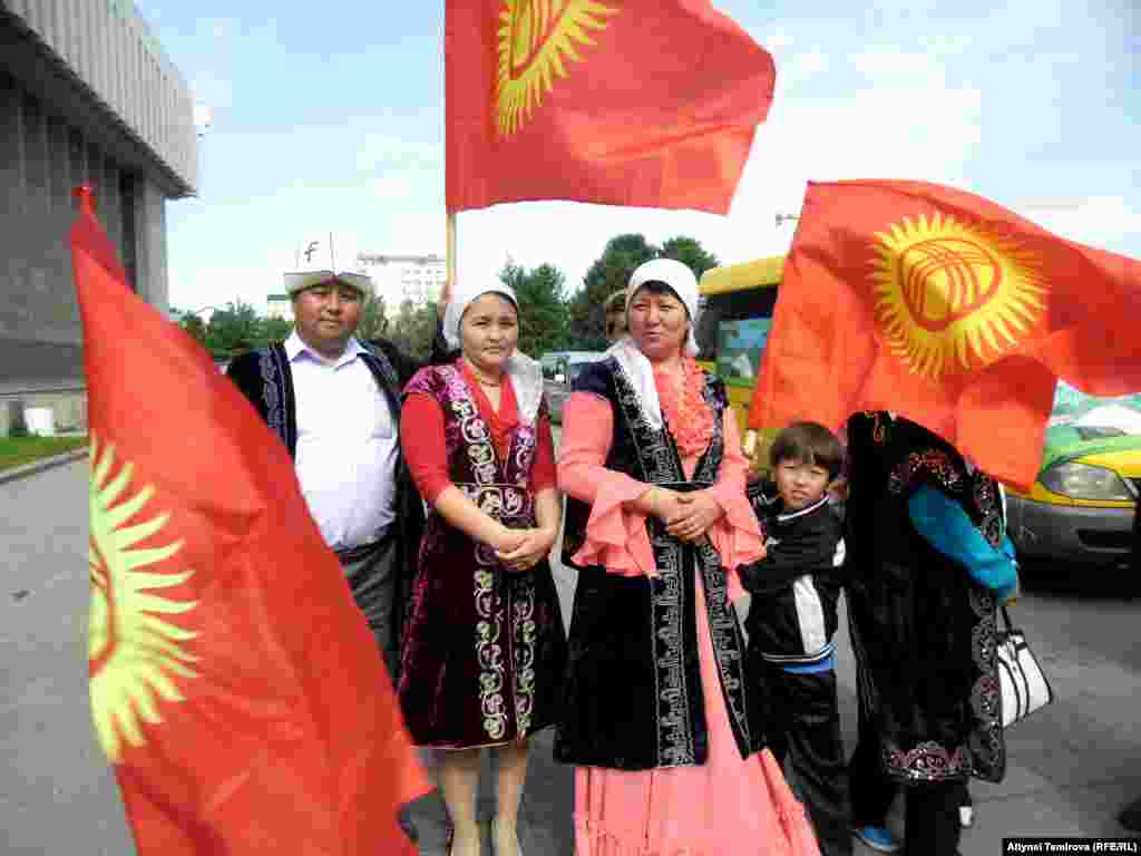 Улуттук кийим жарашкан, урматтап баары карашкан, нур жүздүү, суйкайган сулуу кыз-келиндер, келбеттүү жигиттери көп "Кыргыз көчү" тобунун мүчөлөрү. 