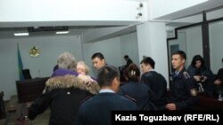 Мать осуждённого Дмитрия Пестова прощается с ним после оглашения приговора в суде первой инстанции. Алматы, 22 октября 2018 года.