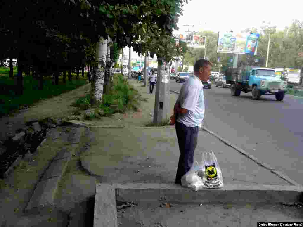 Бывают случаи, когда тротуары вообще отсутствуют по непонятным причинам. Остановка на улице Шабдан-баатыра (бывшая Алматинская) есть, а вот чтобы подойти к ней, нужно преодолеть пыльные тропы, которые горожане протоптали самостоятельно.
