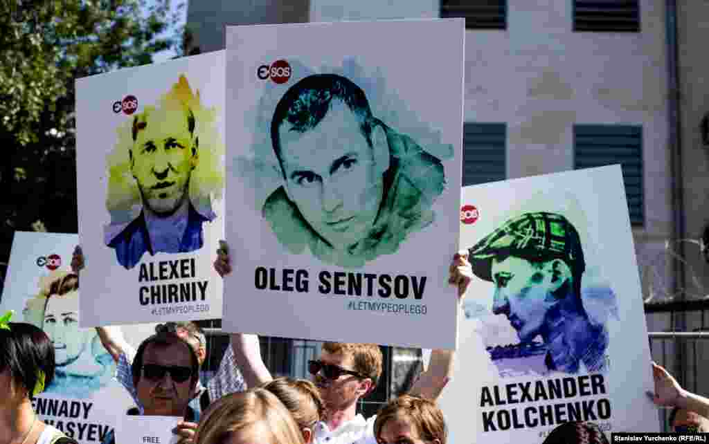 Олег Сенцов – украинский режиссер, который в мае 2014 года был задержан в Крыму российскими спецслужбами, вывезен из оккупированного полуострова в Россию и с тех пор находится в СИЗО.