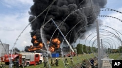 Пожежники працюють над гасінням пожежі на складі пального у Воронежі, Росія, 24 червня 2023 року. Фото ілюстративне