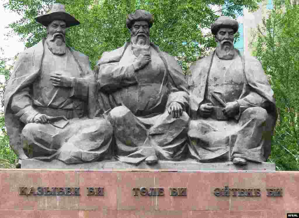 Памятник Казыбеку би, Толе би и Айтеке би в Астане. - Казыбек би, Толе би и Айтеке би - основоположники казахского правосудия. Астана, июнь 2009 года.
