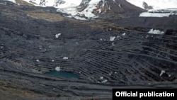 Центральный карьер рудника Кумтор, июнь 2021 года.
