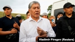 Бывший президент Алмазбек Атамбаев в окружении своих сторонник в своем доме в селе Кой-Таш. 27 июня 2019 года.
