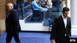 Бойко Борисов (вляво) и Кирил Петков се разминават в пленарната зала на Народното събрание.