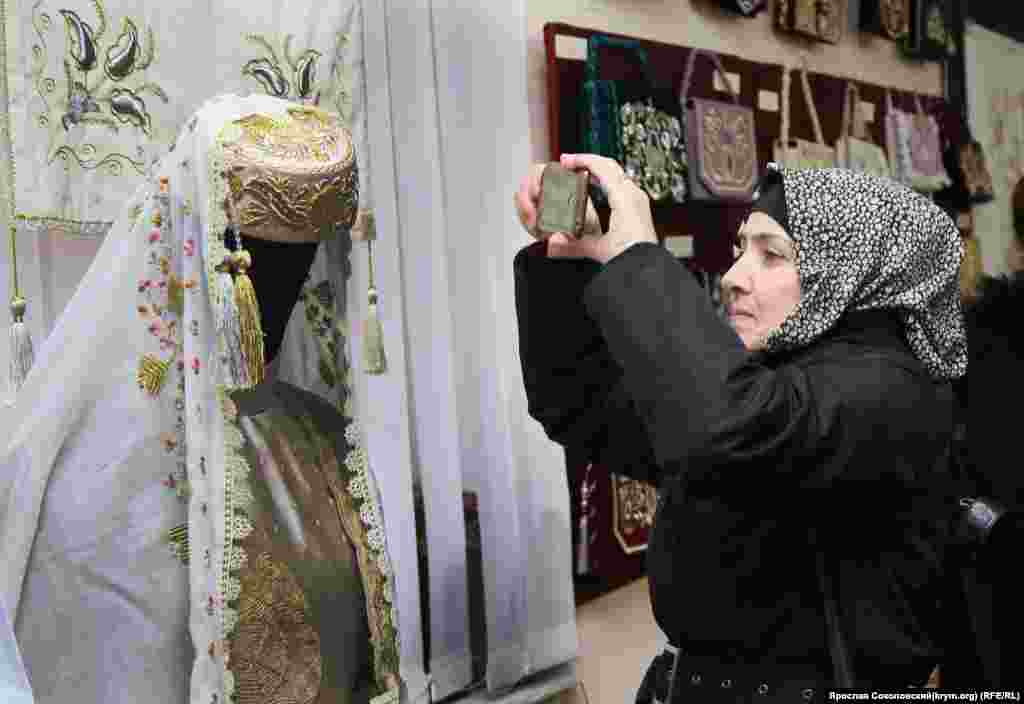 Практически все участницы мастер-класса имели с собой фотоаппараты или смартфоны, которыми фотографировали лучшие образцы одежды, вышивок, орнаментов