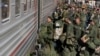 Ruski regruti ulaze u voz u regiji Volgograd kako bi se borili u Ukrajini. S većim ljudstvom i resursima na raspolaganju, hoće li Moskva na kraju izboriti pobjedu protiv Kijeva u dugotrajnom sukobu?