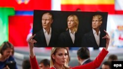 Pobeda Donalda Trampa, jačanje populista širom Evrope – ukazuju na ogromno nezadovoljstvo i gnev mnogih stanjem u kojem žive: Fotografije Vladimira Putina, Marin le Pen i Donalda Trampa na Putinovoj godišnjoj konferenciji za novinare
