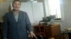 Инвалиду выдают исправную коляску - пока сломанная в ремонте. Семей,10 января 2013 года.