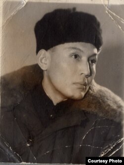 Абдырахман Алиев. 1950-жылдар. Оң жак ээгинде тырык байкалат. Үй-бүлөлүк архив.