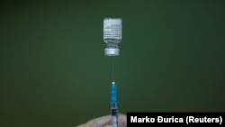 Medicinski radnik puni špric vakcinom u centru za vakcinaciju protiv COVID-19 "Dom zdravlja" u Nišu, Srbija, 3. marta 2021.
​