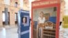 U Vijećnici u Sarajevu fotografije pričaju priče jedanaest žena koje su bile zatvorene u logorima, u njihovom sadašnjem okruženju - bašti, biblioteci crkvi, učionici.