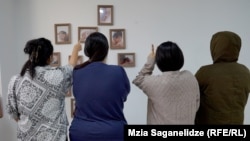 Дубалга мында жашаган аялдар төрөгөн балдардын сүрөттөрү илинген.