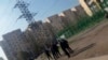 Сотрудники таджикистанских спецслужб говорят с предполагаемым подозреваемым в подготовке взрывов в Душанбе