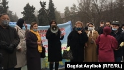Юристы и адвокаты, вышедшие на митинг против поправок к законодательству, касающихся адвокатской и юридической деятельности. Алматы, 13 марта 2021 года.