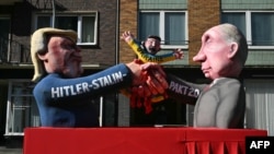 Düsseldorfda karnaval zamanı Donald Tramp və Vladimir Putinin "Hitler-Stalin Paktı 2.0"ı formalaşdırdığını göstərən platforma.