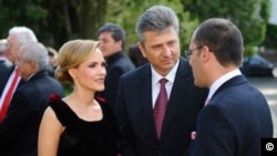 Florentin Pandele (centru), primarul din Voluntari, și Gabriela Firea, soția sa și prim-vicepreședinte al PSD.