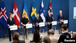 (Зліва на право) Прем’єр-міністерка Данії Метте Фредеріксен, президент України Володимир Зеленський, прем’єр-міністр Швеції Ульф Крістерссон, президент Фінляндії Александер Стубб і прем’єр-міністр Норвегії Йонас Гар Сторе на пресконференції в Стокгольмі, Швеція, 31 травня 2024 