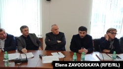 Александру Анквабу, который сидел и молча слушал обсуждение все два часа, ни один из депутатов ни одного вопроса не задал