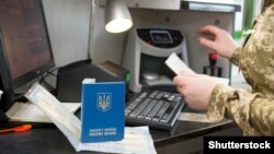 Виїхати за таких умов хотів би 20,7% респондентів, не змогли визначитися з відповіддю 9% опитаних