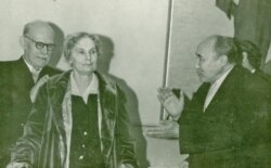 Анна Никольская күйөөсү Борис Ильин-Какуев (солдо) жана казак жазуучусу Муктар Ауэзов (оңдо) менен; Алматы, 1959-жыл.