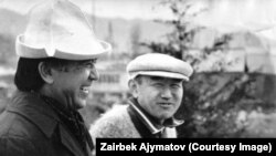 Салижан Жигитов менен Кыргыз Эл жазуучусу Кеңеш Жусупов (солдо)