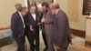 Iranski ministar spoljnih poslova Abas Arakči i članovi iranske delegacije se savetuju na pregovorima u Muskatu 12. aprila 2025.