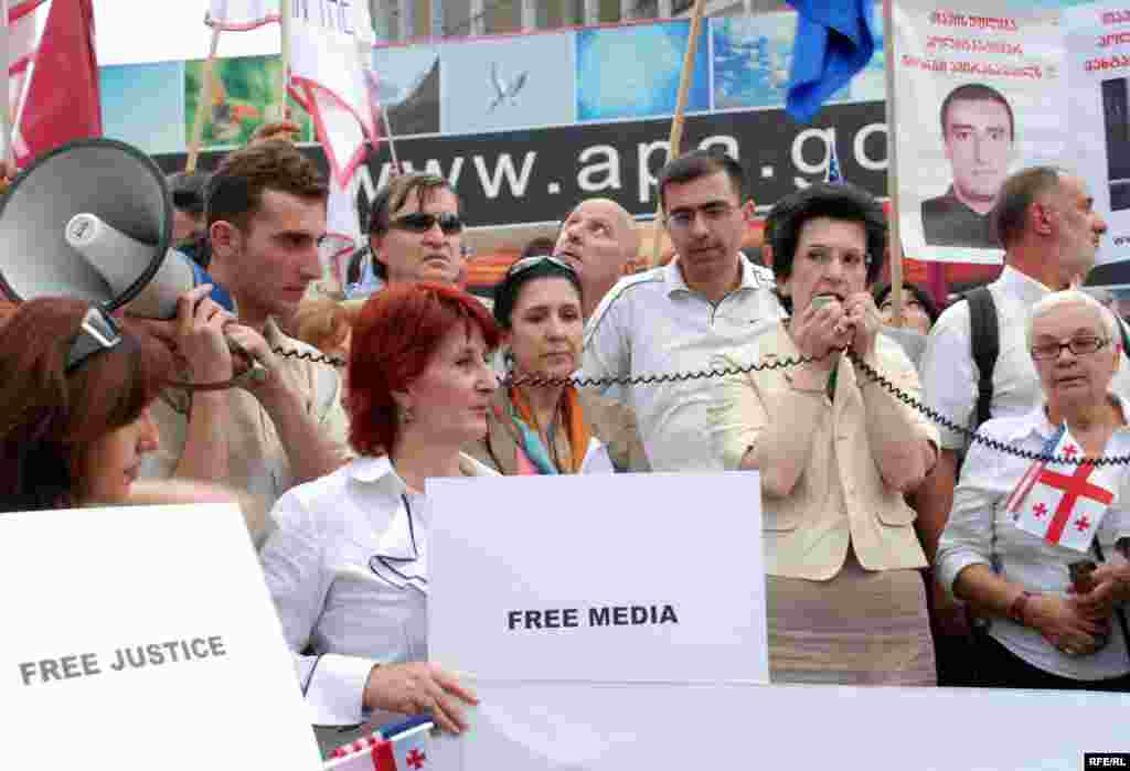 Оппозиция устроила в Тбилиси и акцию протеста – призвав американскую администрацию не игнорировать «беззаконие и тоталитарные порядки». Среди участников акции – Саломе Зурабишвили и Нино Бурджанадзе.