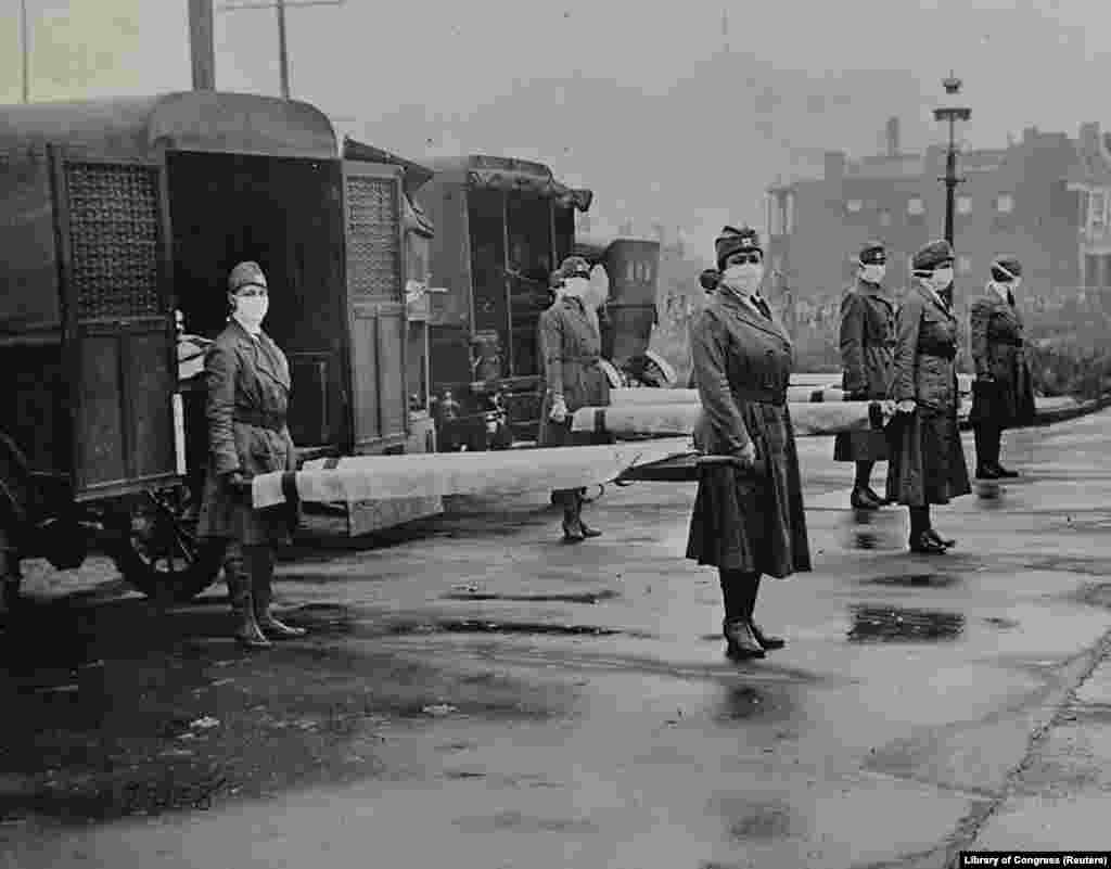Žene sa nosilima u St. Louisu, Missouri u oktobru 1918. Medicinsko osoblje i vatrogsci u&nbsp;​Massachusettsu, pomažu u prevozu pacijenata oboljelih od COVID-19, 21. april 2020. &nbsp; 