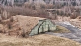 Праз трыццаць пяць гадоў пасьля таго, як савецкія вайскоўцы пачалі пакідаць чэскую авіябазу ў Мілавіцах, у браняваных ангарах, дзе некалі былі вайсковыя самалёты МіГ, цяпер стаяць лёгкія «Сэсны».