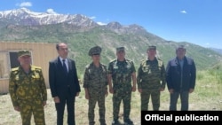 Кыргызстандын УКМК төрагасы Камчыбек Ташиев (оңдон үчүнчү), Тажикстандын УКМК төрагасы Саймумин Ятимов (солдон үчүнчү). Кыргызстандын Чоң-Алай району менен Тажикстандын Лахш районунун чектешкен аймагы. 5-июнь, 2021-жыл 