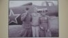 Американски и руски пилоти позират пред Bell P-39 Airacobra, с които са доставяни провизии на СССР по американската програма Lend-Lease
