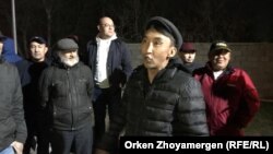 Активист Болатбек Блялов со своими сторонниками. Нур-Султан, 5 мая 2019 года.