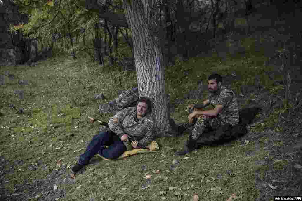 Naoružani dobrovoljci opuštaju se na nepoznatoj lokaciji južno od Stepanakerta. Armenija ima dugu historiju naoružanih dobrovoljaca koji se prijavljuju za borbe u ratovima u toj zemlji.