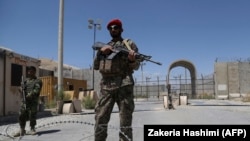Soldații afgani stau de gardă la baza aeriană din Bagram, după ce trupele americane și NATO s-au retras, 2 iulie 2021. 
