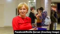 Potrivit procurorilor în 2019, Adrian Iacob şi Petrică Mihail Marcoci au coordonat transmiterea unor mesaje de amenințare jurnalistei Emilia Şercan. Cei doi voiau ca aceasta să înceteze investigaţiile jurnalistice care vizau suspiciunile de plagiat din cadrul Academiei.