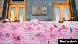Активісти «Руху опору капітуляції» виступили проти так званого «розведення сил» і встановили біля Офісу президента України інсталяцію з переліком населених пунктів «сірої зони» на Донбасі. Київ, 14 жовтня 2019 року 