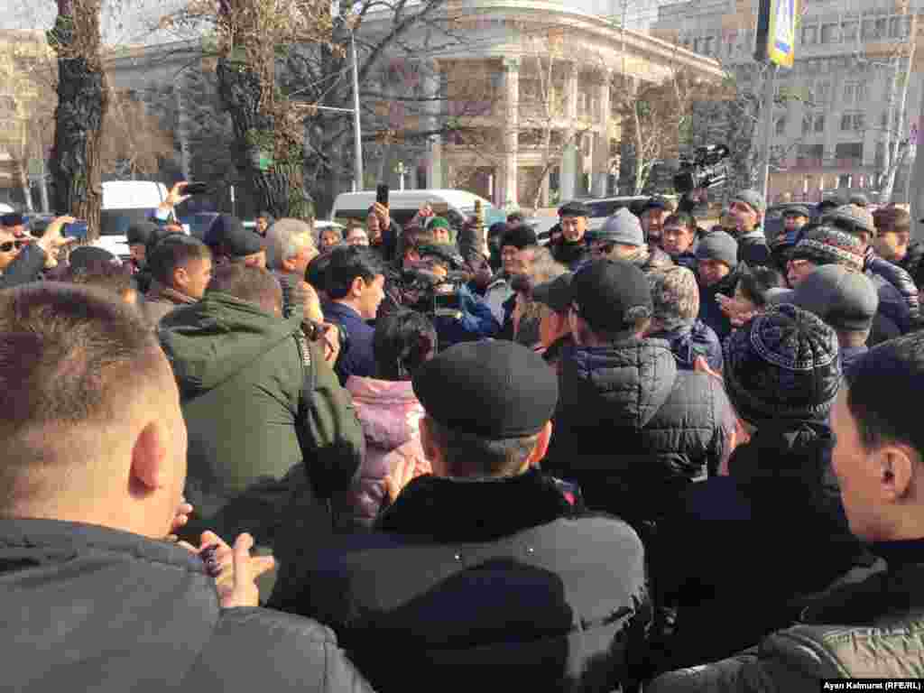 Десятки людей перед офисом партии «Нур Отан» в Алматы. 27 февраля 2019 года.