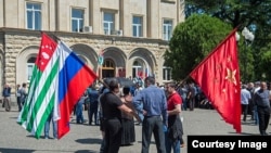 Разве правильно будет создавать прецедент, по которому впредь любая оппозиция будет вправе, собрав десять тысяч подписей, требовать досрочных выборов любого президента – обвиняя, скажем, одного, по выражению Рауля Хаджимба, в том, что он «лысый», а другого – что он «кучерявый»?