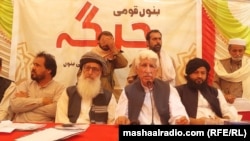 د جماعت اسلامي پروفیسر محمد ابراهیم خان (له کیڼ لوري دویم) په ګډون د سیمې یوشمېر مشرانو او سیاستوالانو په جرګه کې ګډون وکړ - د اپرېل شپږمې انځور.