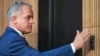 Vladimir Plahotniuc, în 2019, părăsind sala de conferințe de presă a Partidului Democrat de guvernământ, pe care l-a condus înainte de a fi debarcat de la putere în acel an și înainte de a fugi din Republica Moldova. 