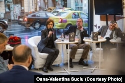 Oana-Valentina Suciu, alături de regretatul profesor Mihai Chioveanu și profesorul Cătălin Avramescu, în timpul lansării cărții „Visul spulberat al armenilor 1915” de Gaidz Minassian, la librăria Humanitas Cișmigiu din București.